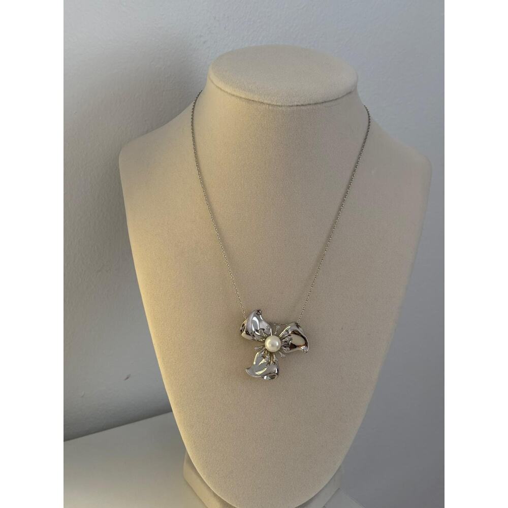 Silver Flower Pendant Necklace Pearl Crystal Statement Vintage Style - Picture 3 of 7